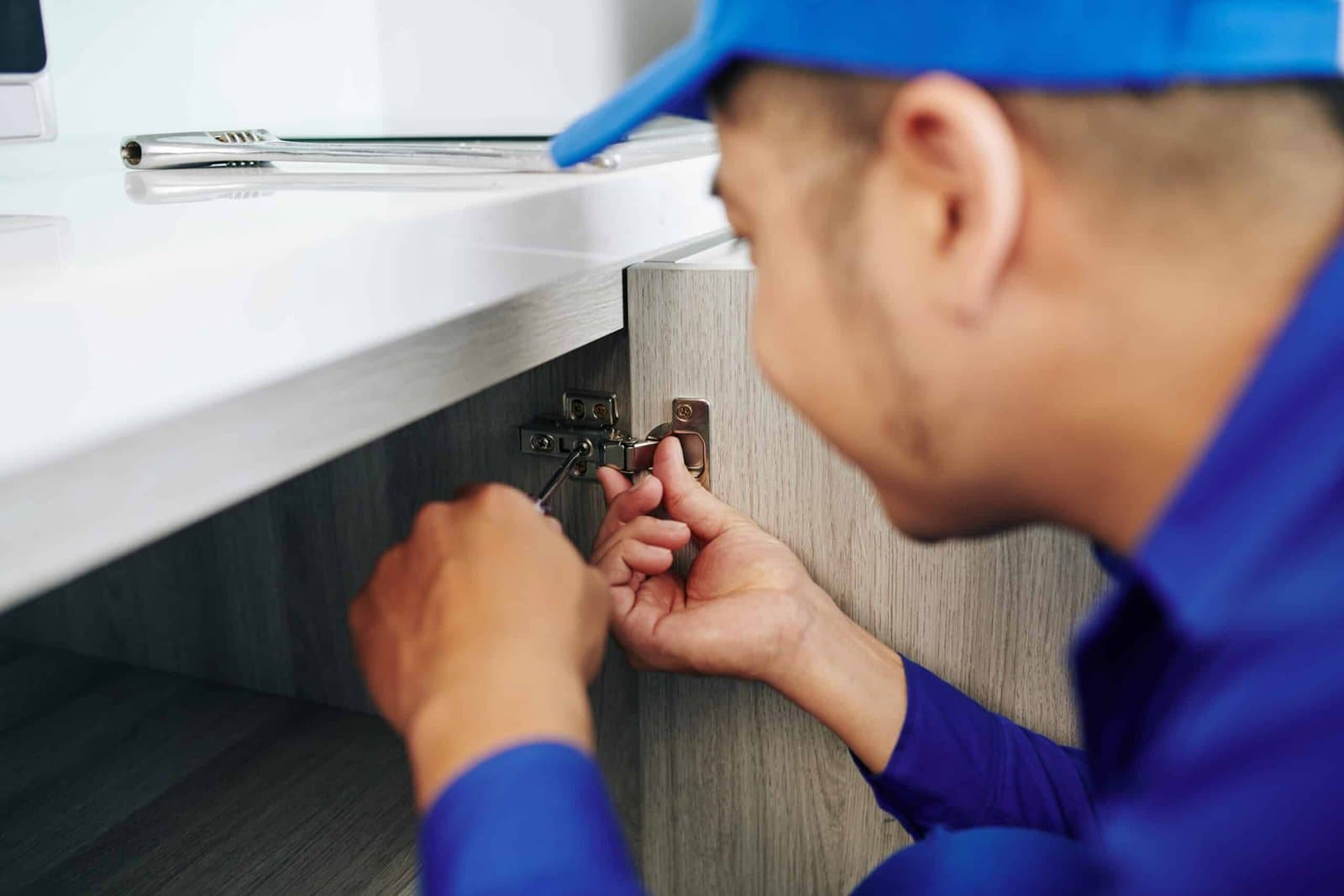 Profissional montando um móvel em uma residência