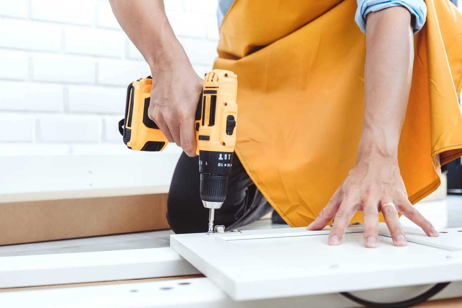 Profissional montando um móvel