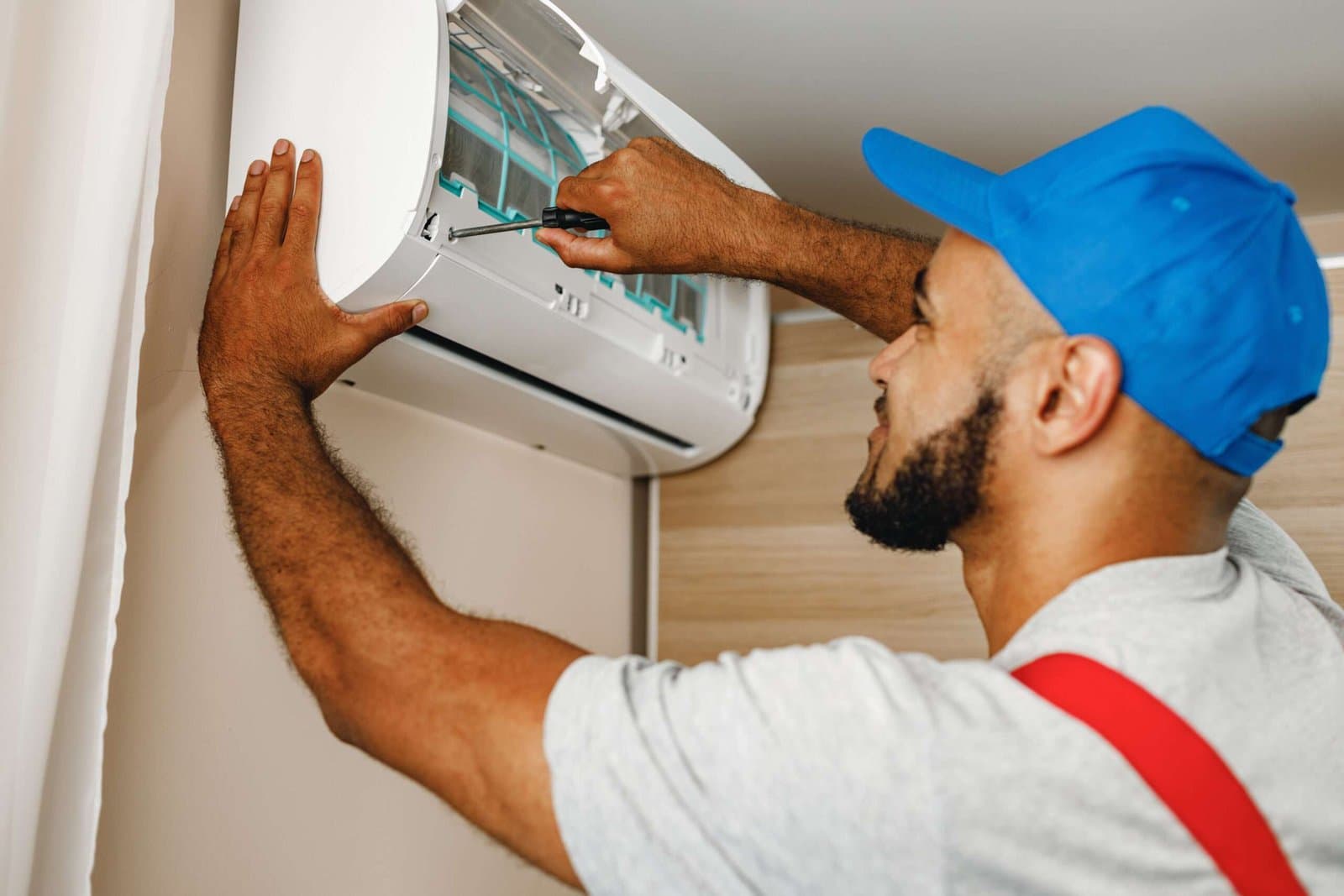 Técnico instalando um aparelho de ar-condicionado